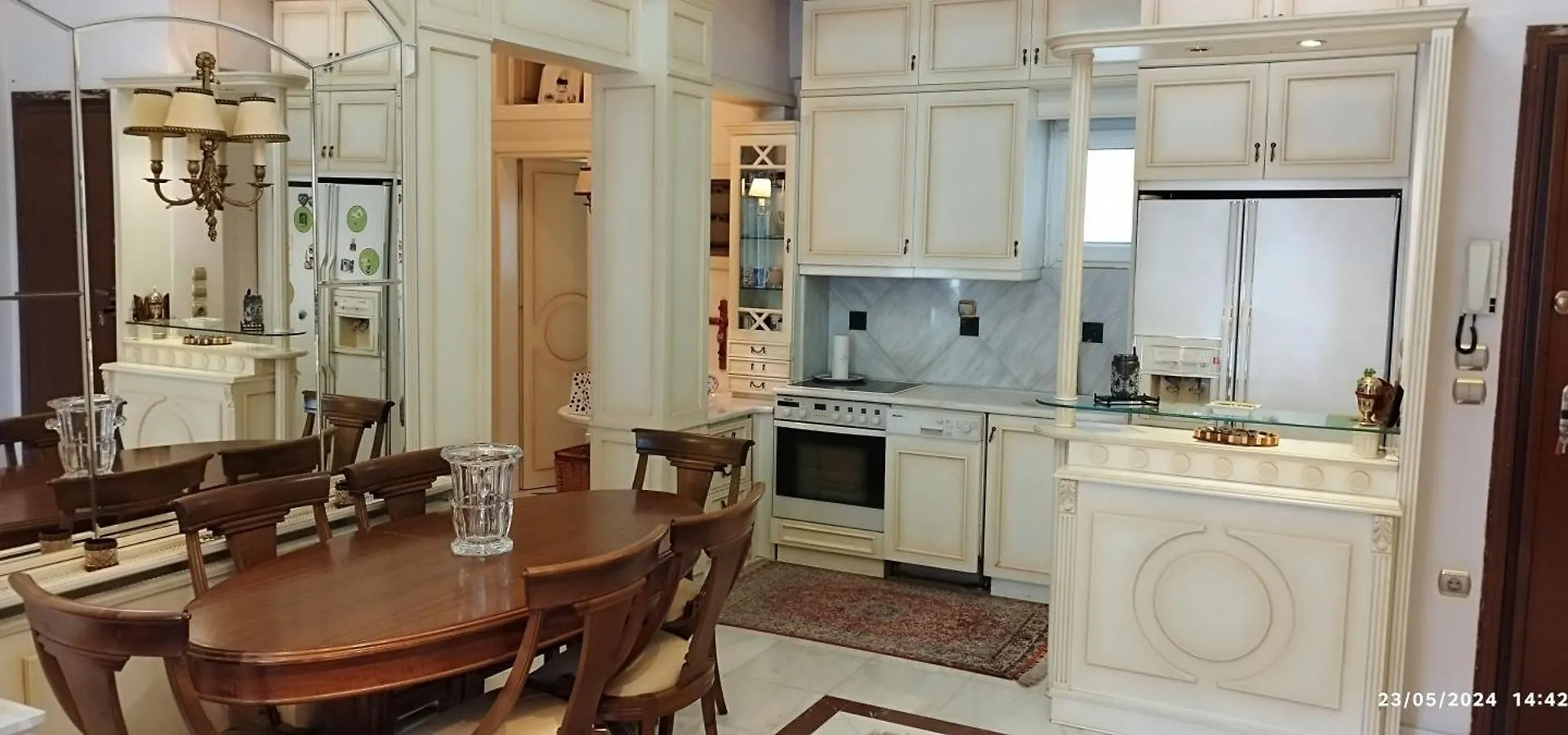 Elegant Tsimiski Neoclassical Apartment Thessaloníki